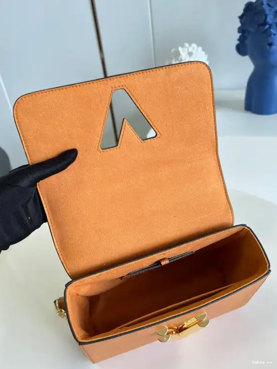 LOUIS VUITTON TWIST MM 0518